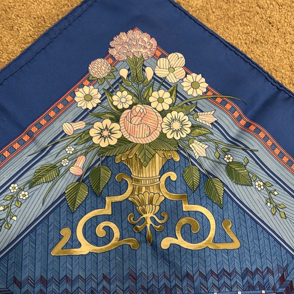🌷New in box - Hermes silk scarf (90) - Picture 7 of 9